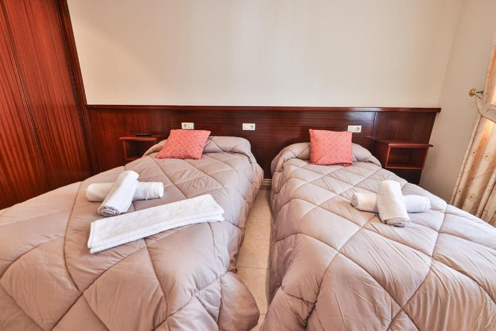 Twin Room with Private Bathroom room - Image 3