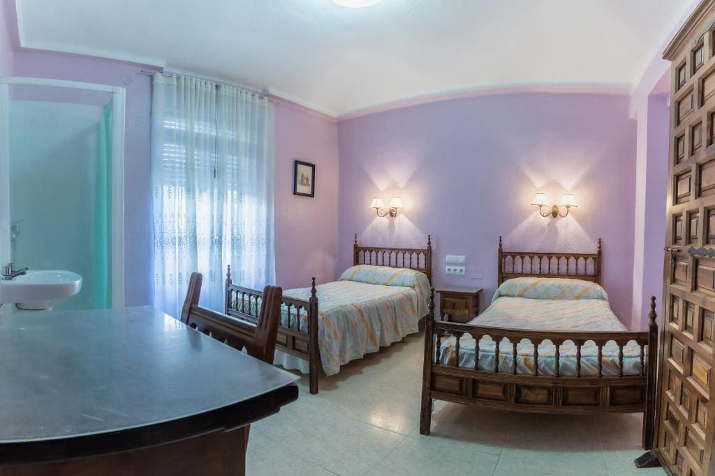 Triple Room with Shared Bathroom room - Image 2