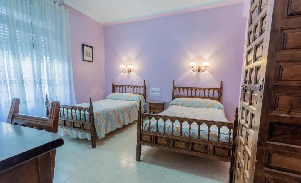 Triple Room with Shared Bathroom room - Image 3