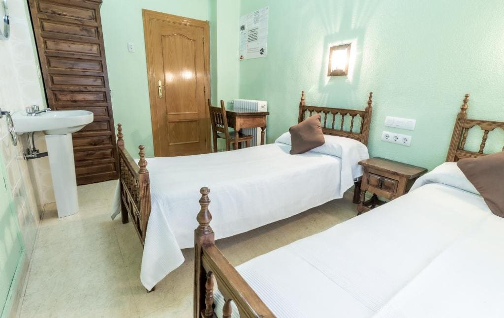 Twin Room with Shared Bathroom room - Image 3
