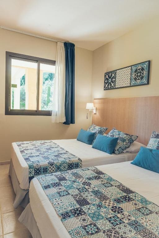 One-Bedroom Apartment with Garden room - Image 1