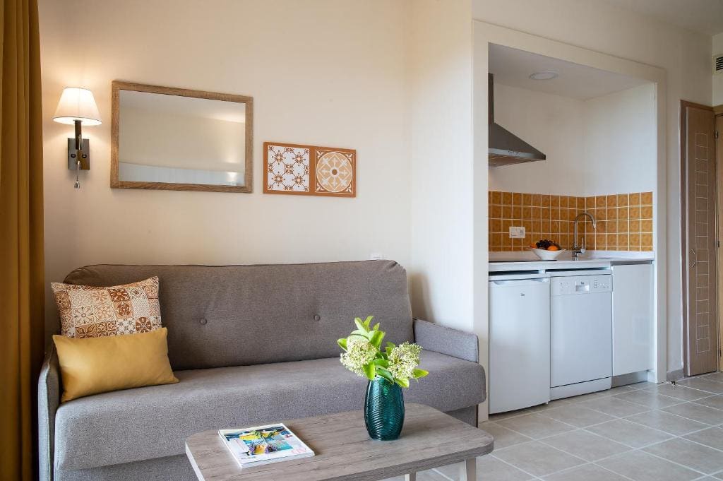 One-Bedroom Apartment with Garden room - Image 3