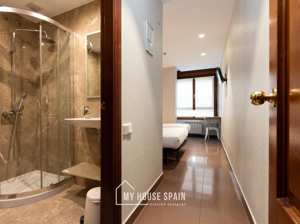 Triple Room with Private Bathroom room - Image 3