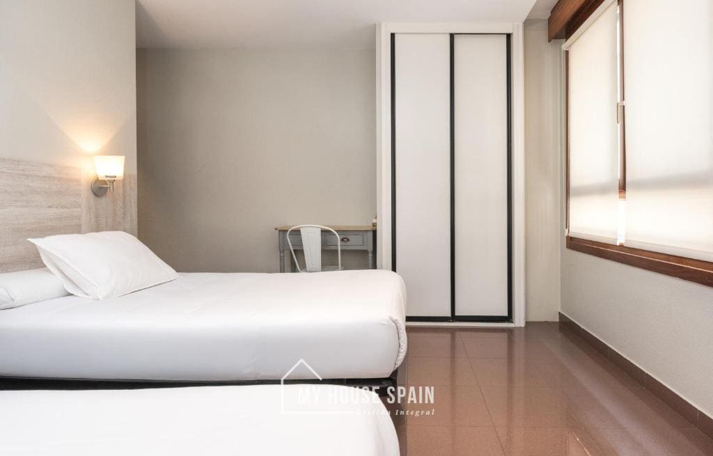 Twin Room with Private Bathroom room - Image 3