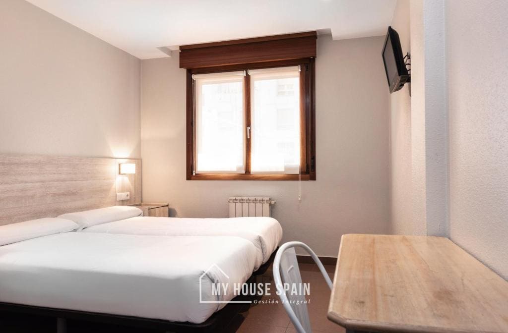 Twin Room with Private Bathroom room - Image 2
