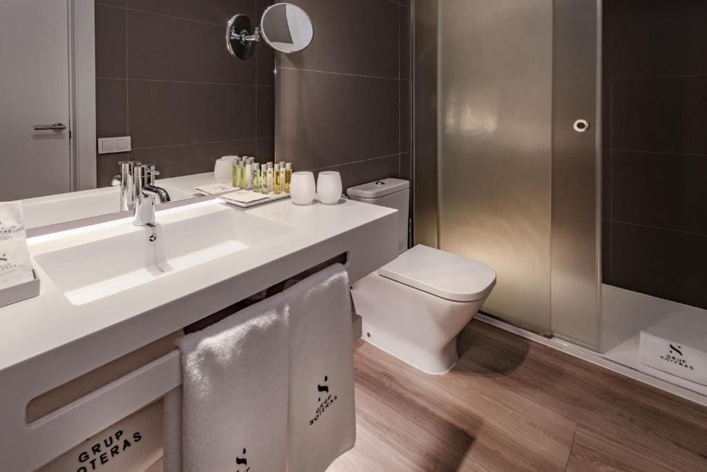 Deluxe Double or Twin Room with Sea View room - Image 1