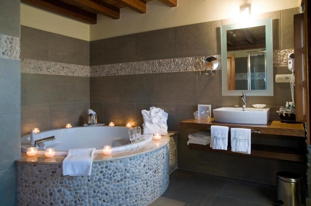 Deluxe Double room with Sea View and Spa Bath room - Image 3