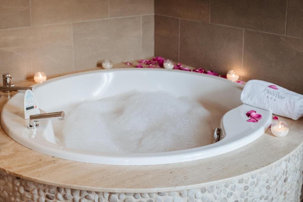 Deluxe Double room with Sea View and Spa Bath room - Image 2