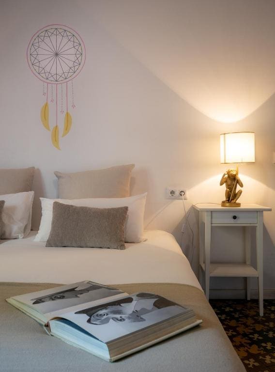 Double Room with Shared Bathroom room - Image 2
