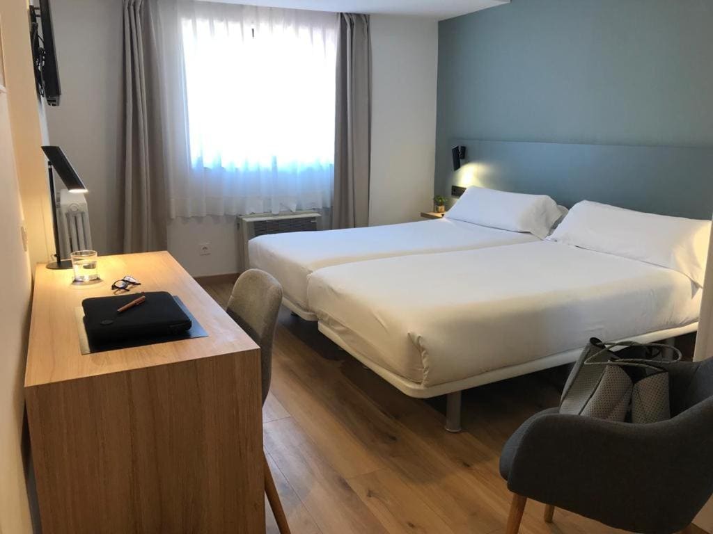 Standard Twin Room room - Image 1