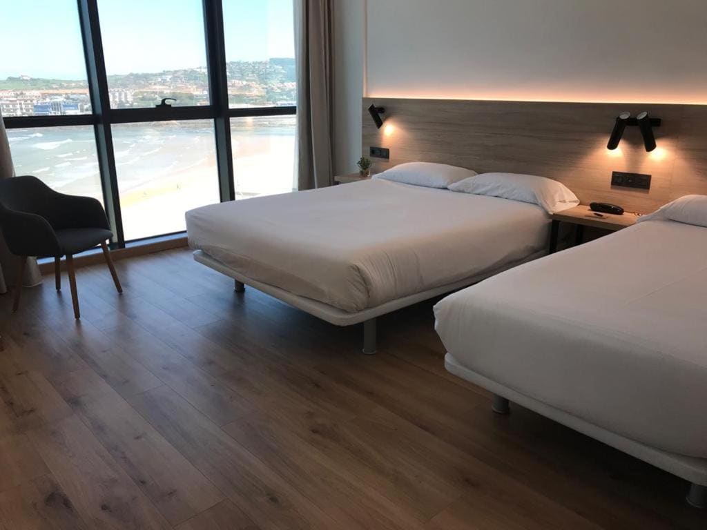 Standard Twin Room with Sea View room - Image 3