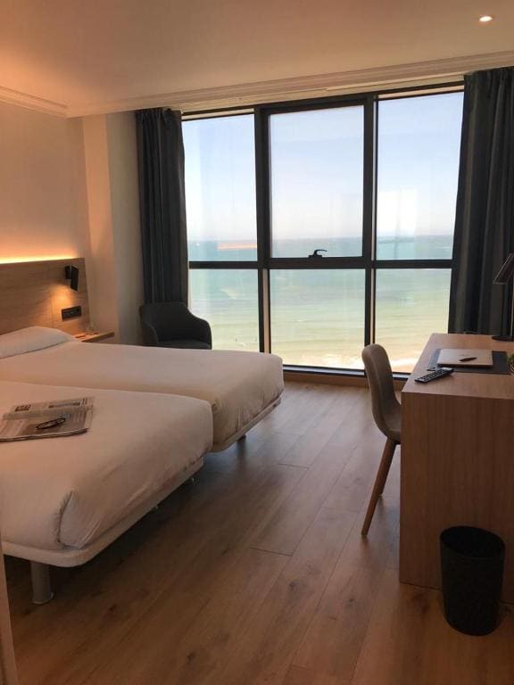 Standard Twin Room with Sea View room - Image 2