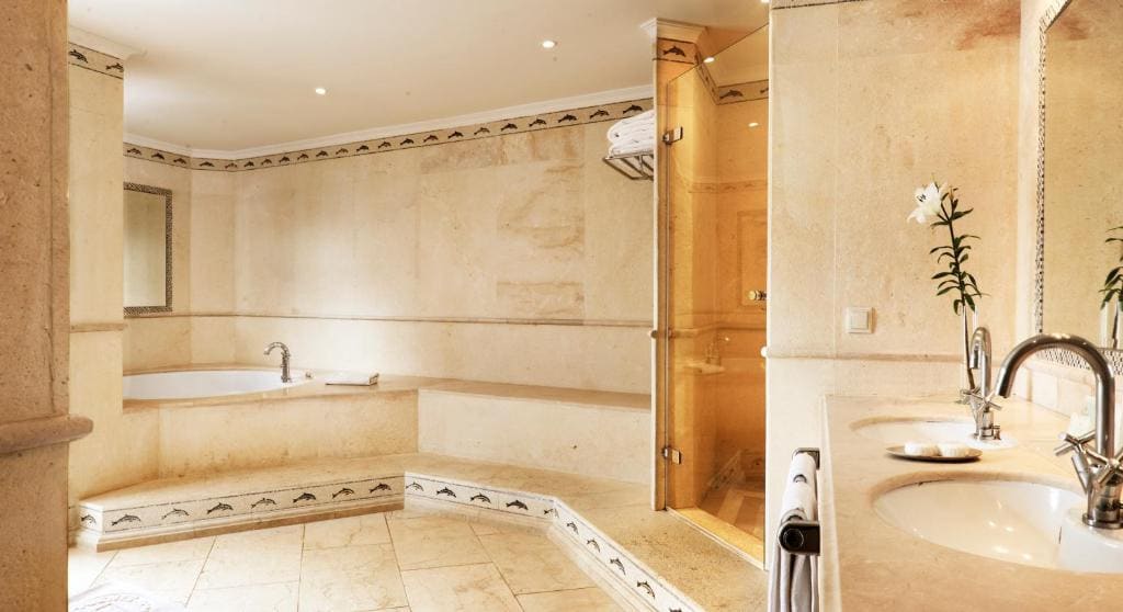 Superior Suite with Sea View room - Image 2