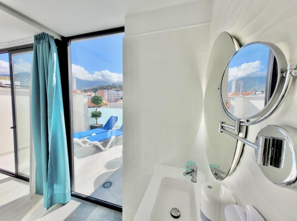 Premium Double Room with Terrace Mountain View room - Image 3