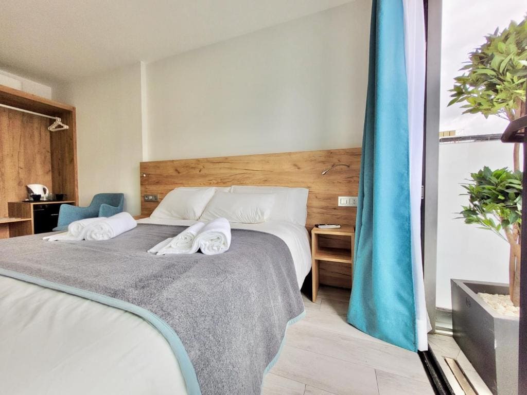 Double Room with Balcony room - Image 2