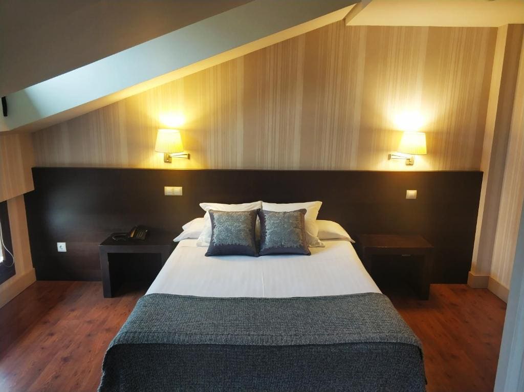 Superior Double Room with Spa Bath room - Image 3