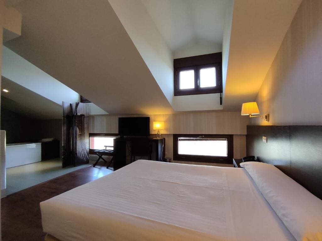 Superior Double Room with Spa Bath room - Image 2