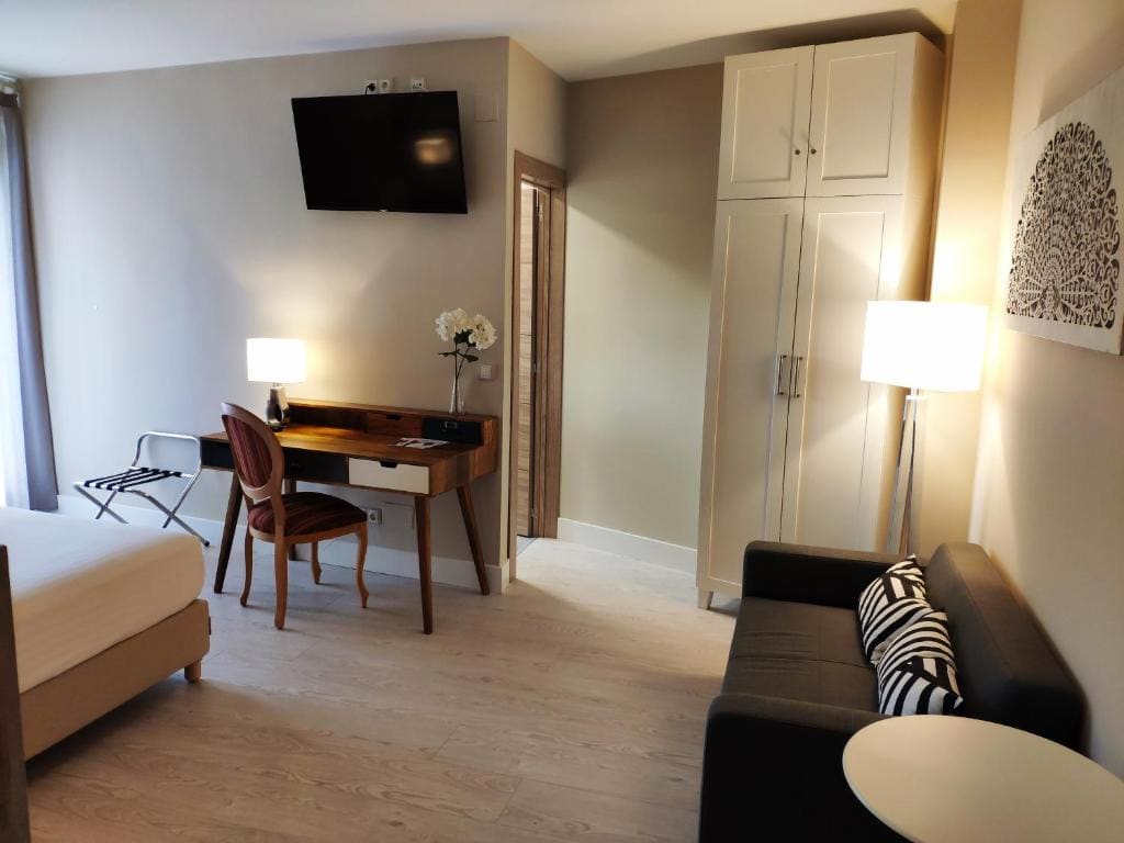 Deluxe Double Room with River View room - Image 2