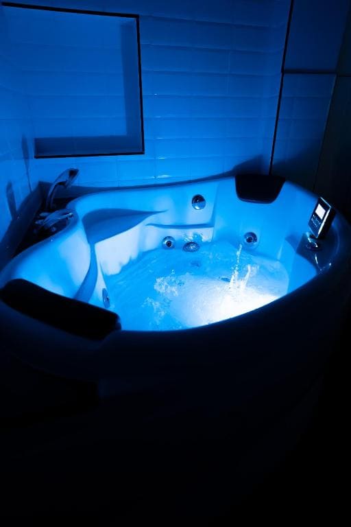 Premium Alhambra View & Jacuzzi room - Image 1