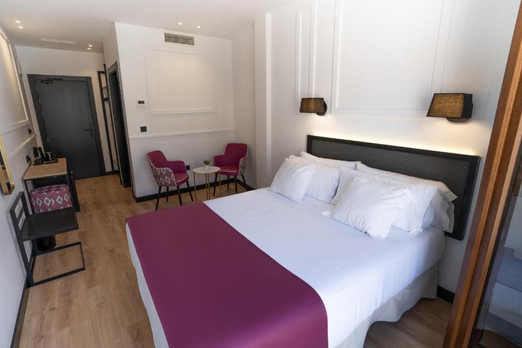 Premium Alhambra View & Jacuzzi room - Image 2