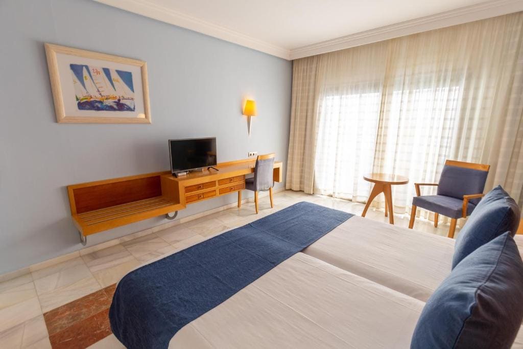 Double Room with Sea View room - Image 2