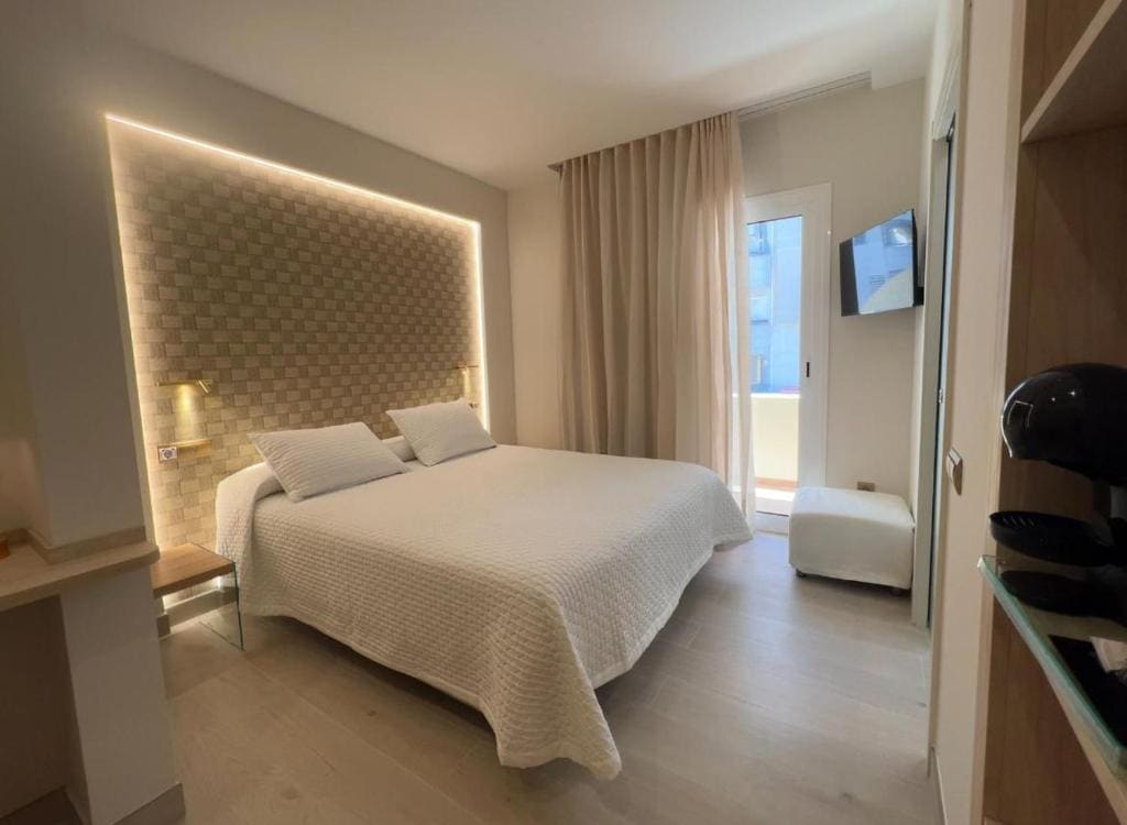 Deluxe Double Room with Balcony room - Image 1