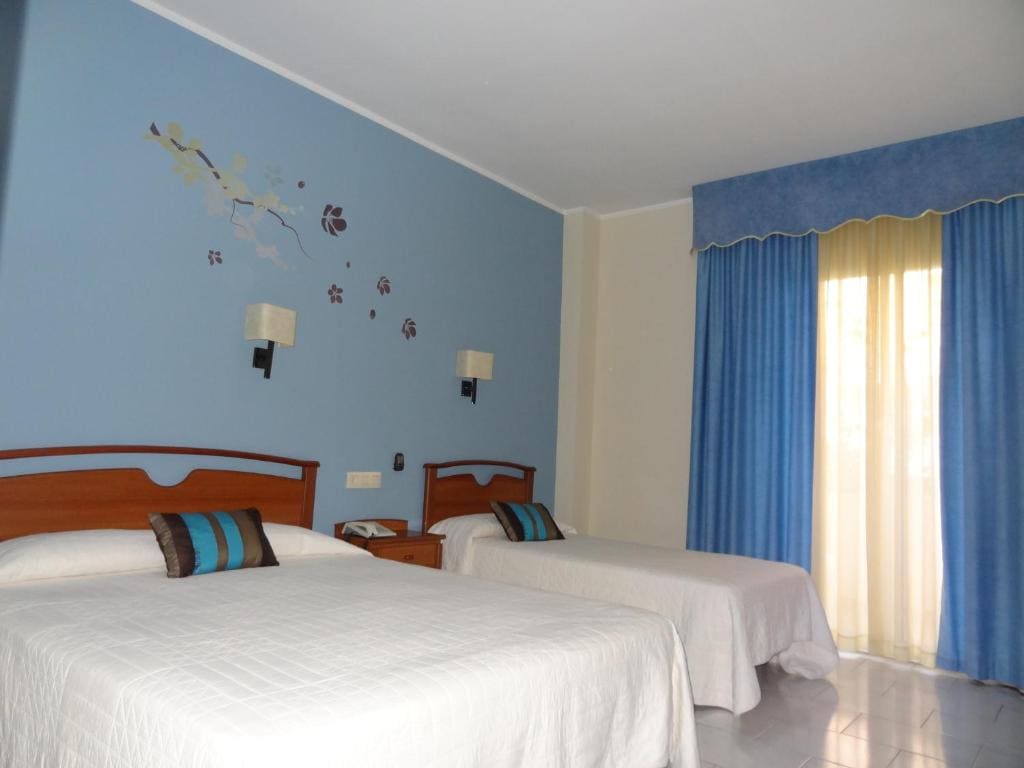Family Room room - Image 3