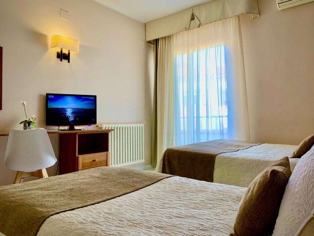 Twin Room with Balcony room - Image 3