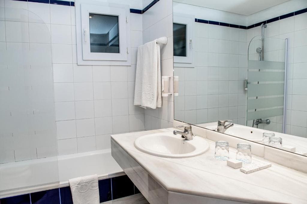Double Room with Frontal Sea View room - Image 1