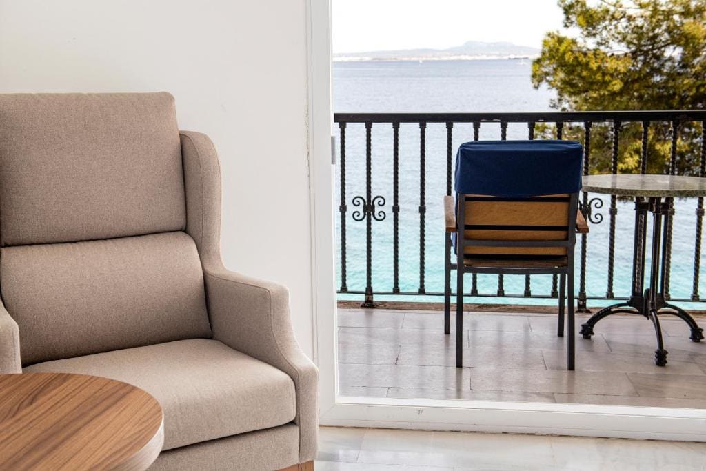 Double Room with Frontal Sea View room - Image 2