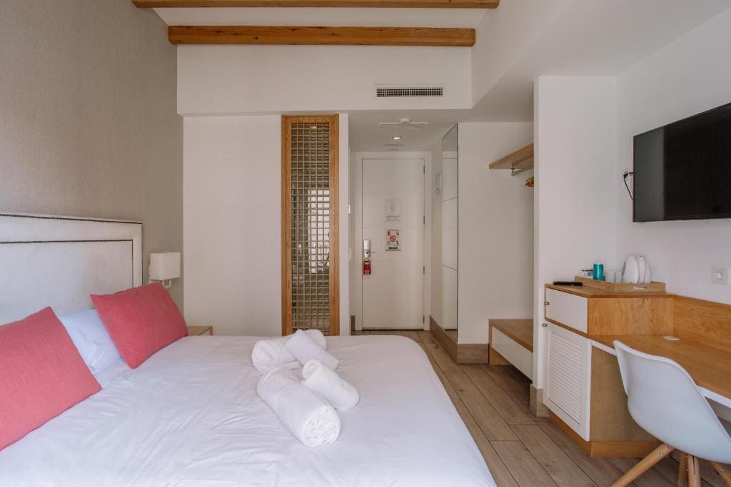 Double Room with Private Bathroom room - Image 3