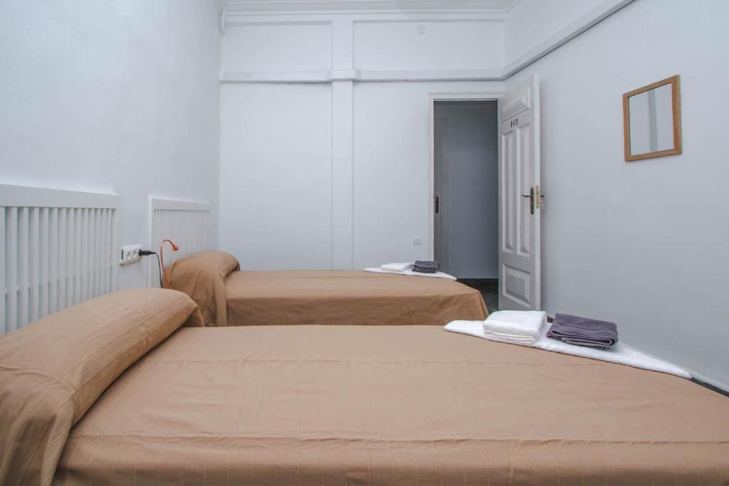 Twin Room 2 Beds with Shared Bathroom room - Image 1