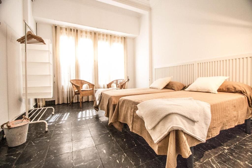 Twin Room with Two beds and Shared Bathroom room - Image 3