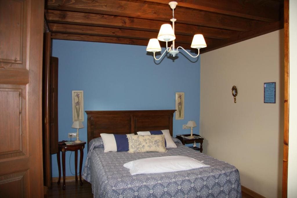 Deluxe Queen Room room - Image 3