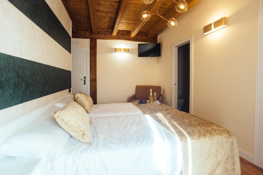 Superior Twin Room room - Image 3