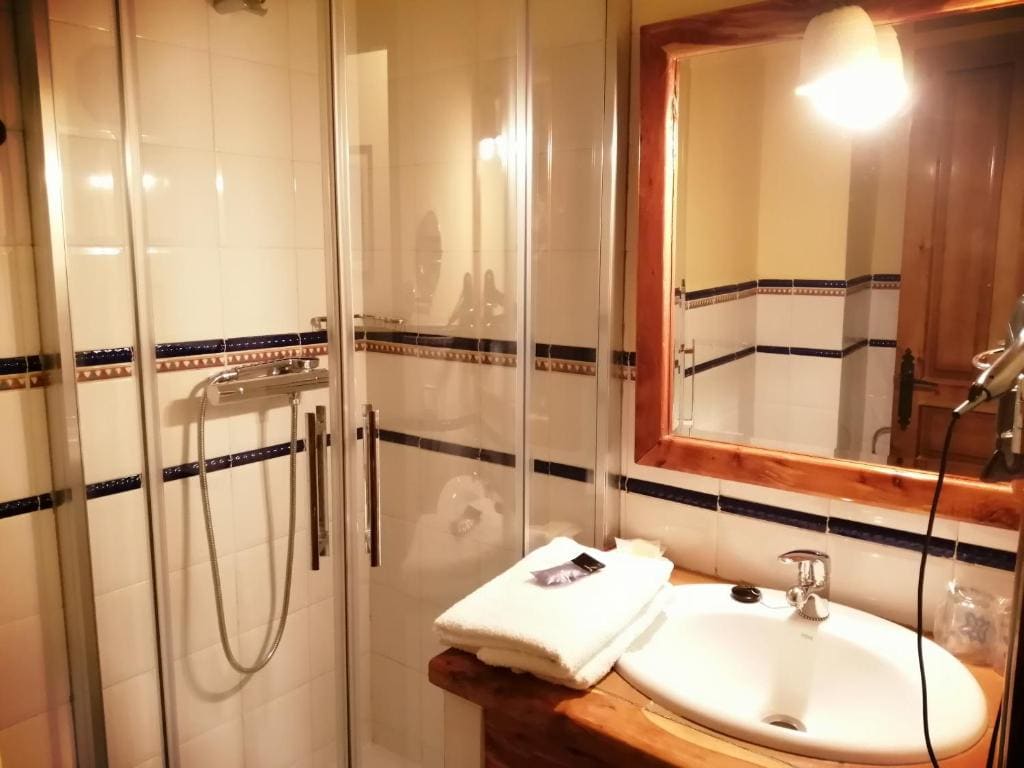 Twin Room with Private Bathroom room - Image 3