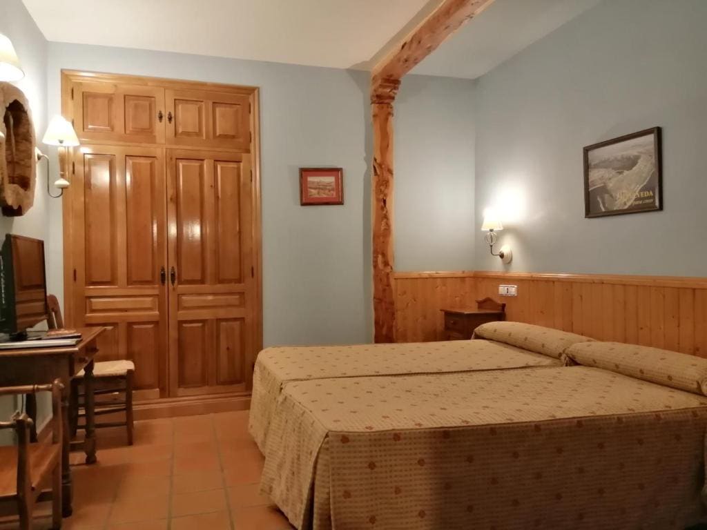 Twin Room with Private Bathroom room - Image 2