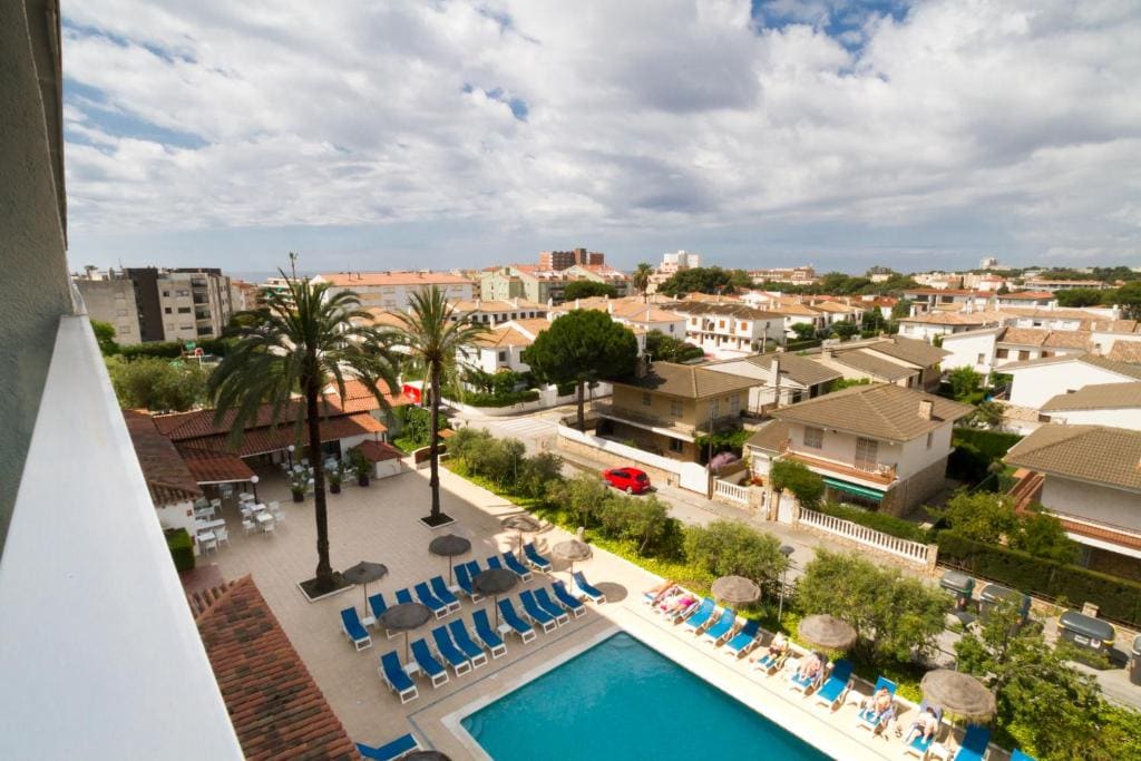 Double Room with Pool View room - Image 2
