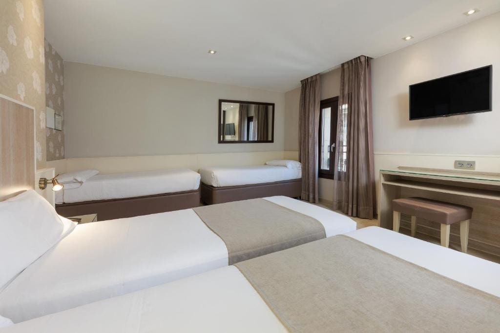 Quadruple Room room - Image 1