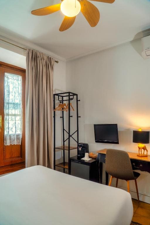 Double Room with Private External Bathroom room - Image 3