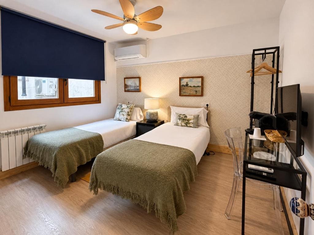 Twin Room with Private Bathroom room - Image 3