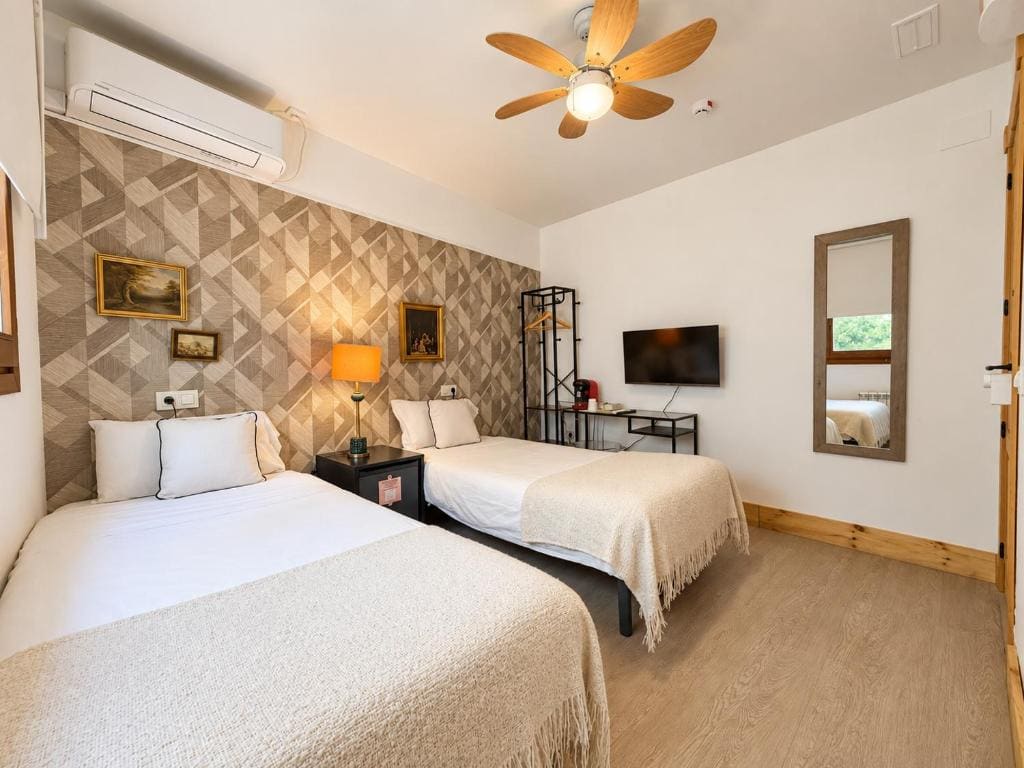 Twin Room with Private Bathroom room - Image 2