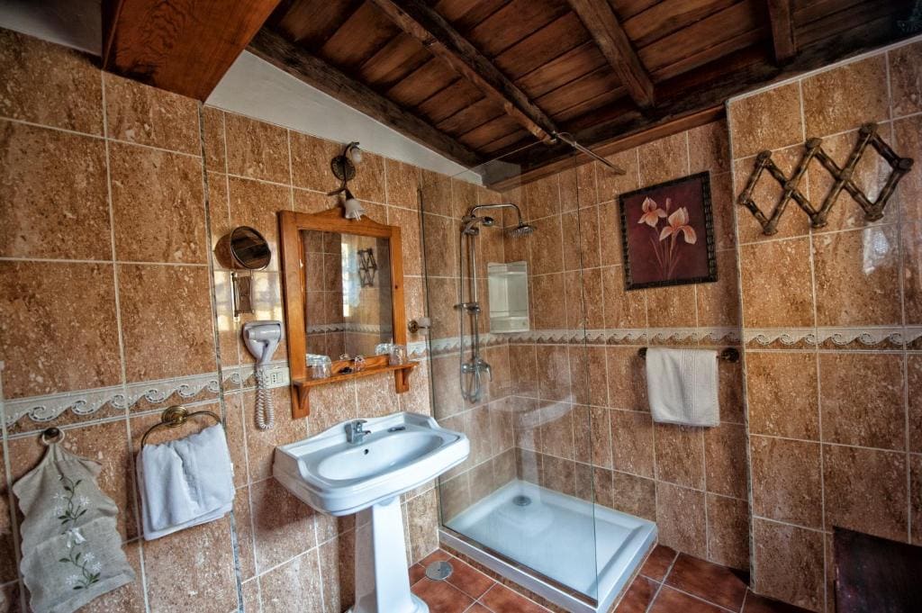 Double Room with Extra Bed (3 Adults) room - Image 2