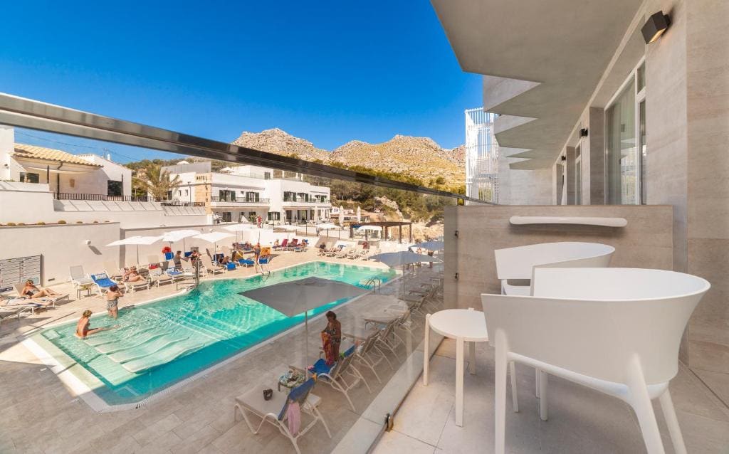 Double Room with Pool View room - Image 1