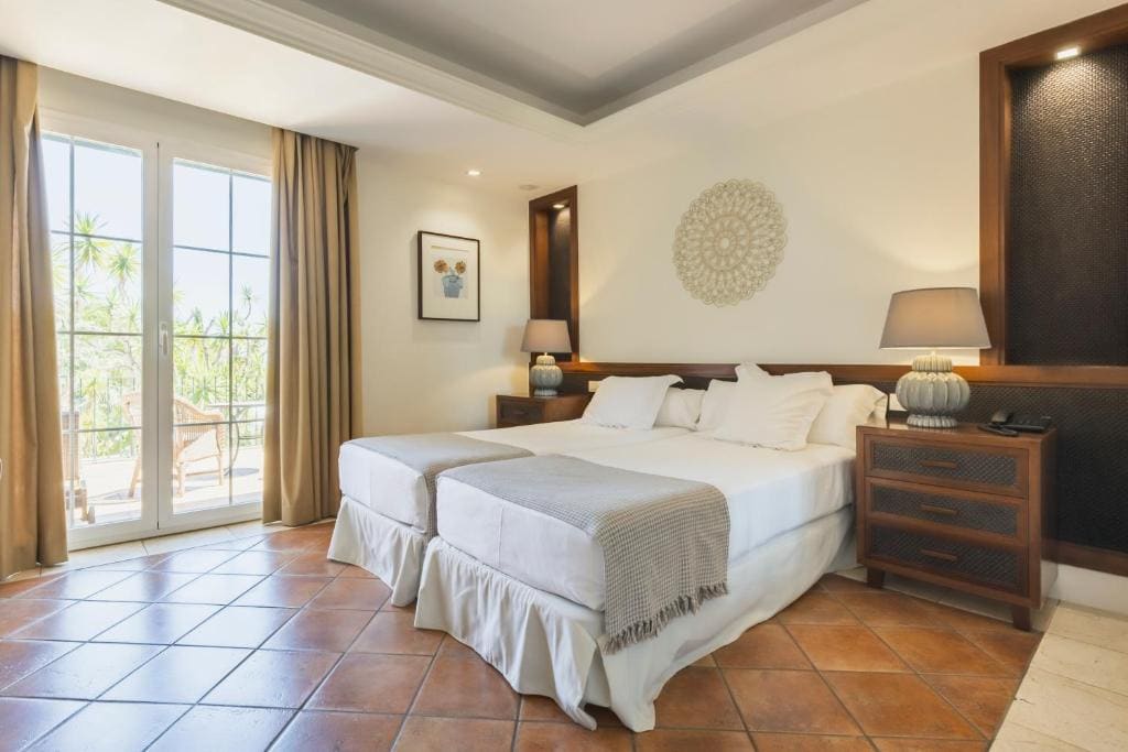 Double or Twin Room with Partial Sea View room - Image 3