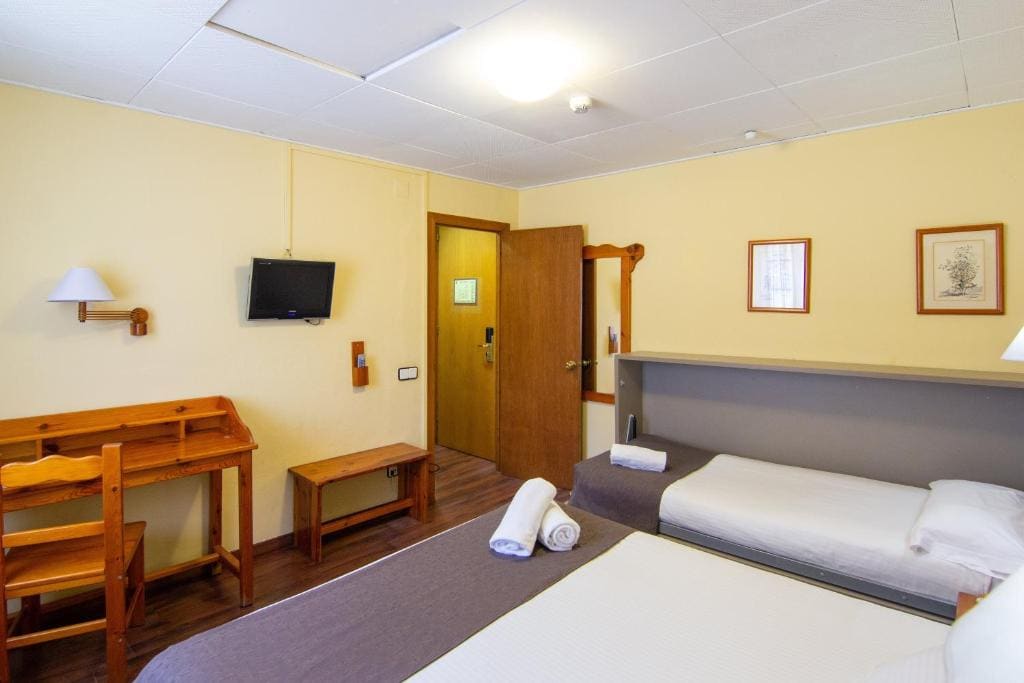 Triple Room (2 Adults + 1 Child) room - Image 3