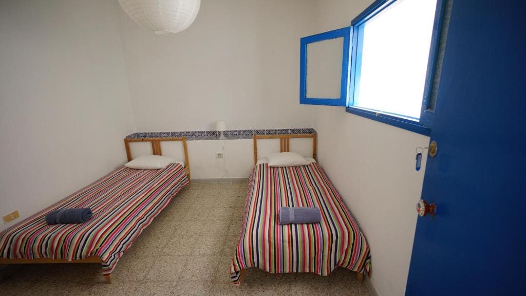 Standard Twin Room with Shared Bathroom room - Image 3