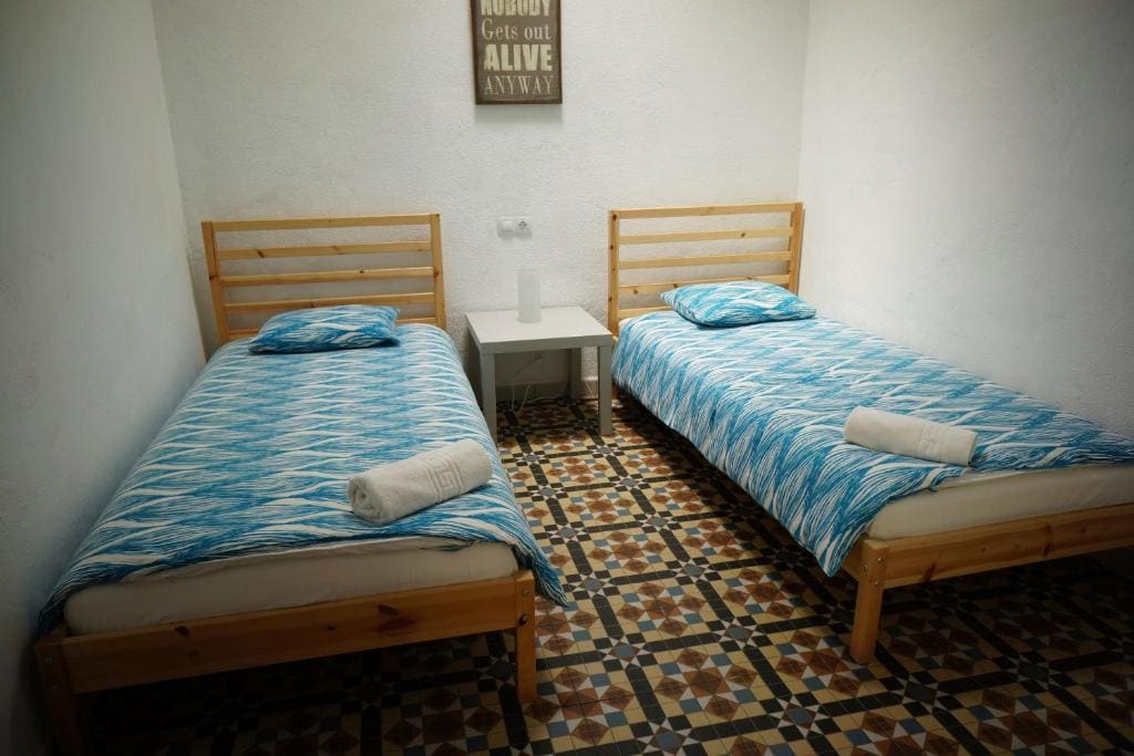 Standard Twin Room with Shared Bathroom room - Image 2