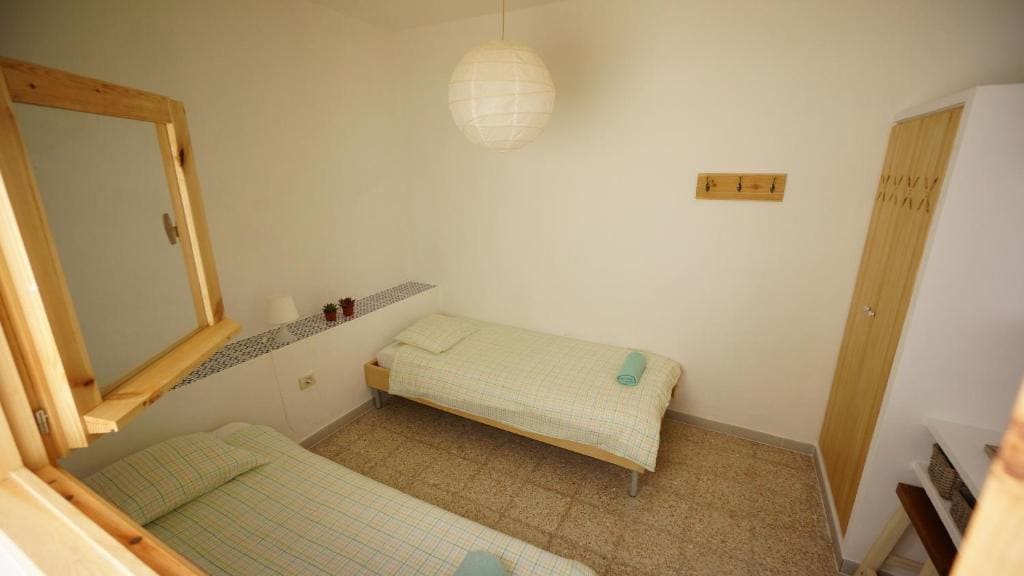 Standard Twin Room with Shared Bathroom room - Image 1