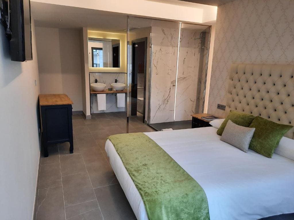 Double Room Deluxe with Garden View room - Image 3